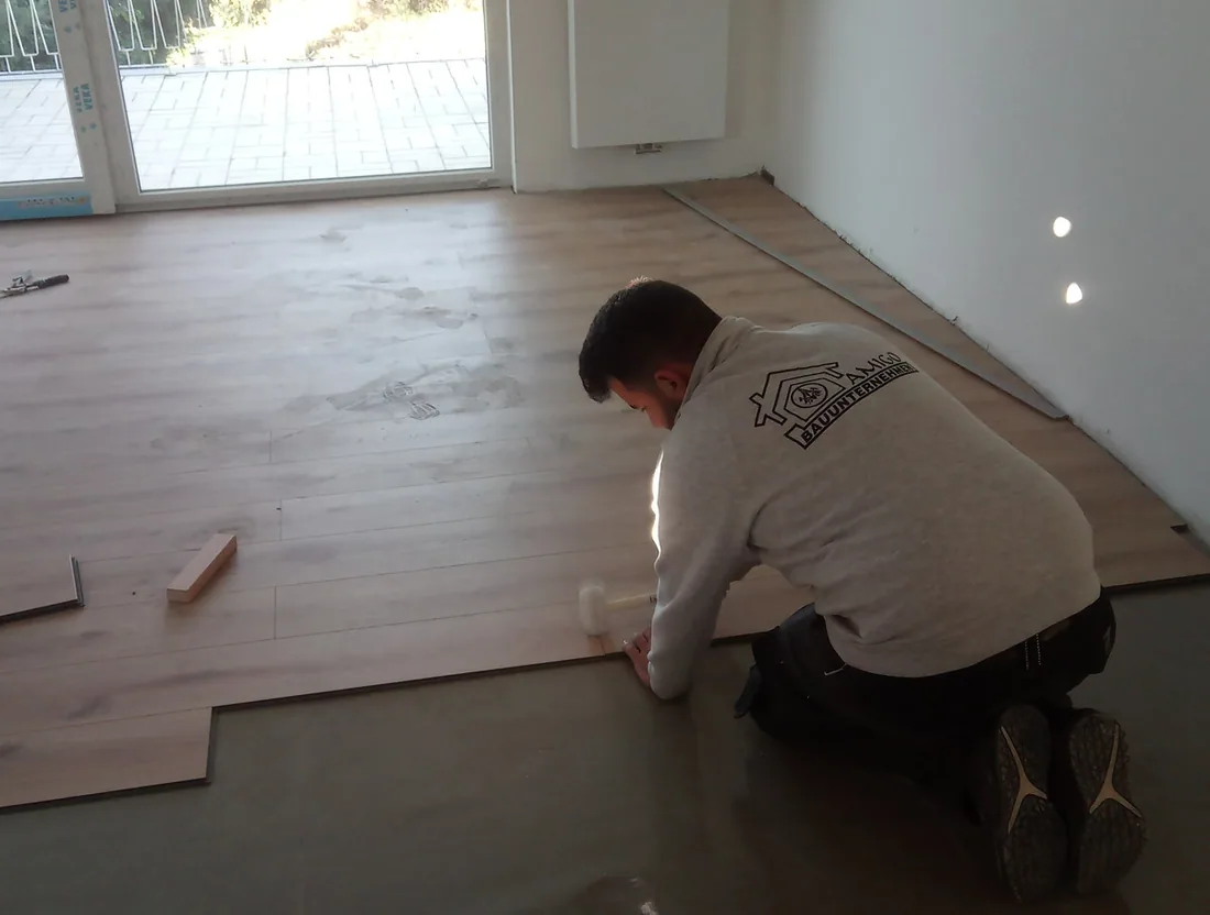 Bodenverlegung – Arbeit von Amigobau